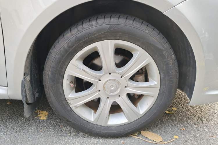 Used Volkswagen Lavida 2011 1.6L Automatic Premium Edition Right Front Wheel Hub