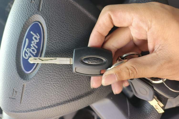 Used Ford Transit 2017 2.0T Diesel Multi-Purpose Commercial Vehicle Mid-Drive Mid-Roof China IV Standard
