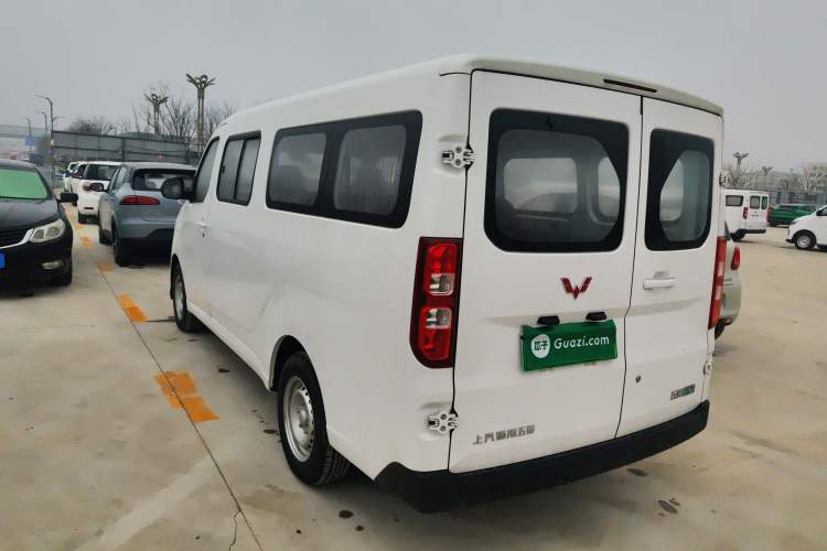 Used Wuling Yangguang 2024 300KM Comfort Version Passenger Van 75kW
