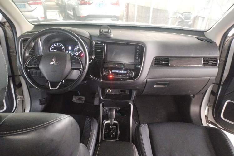 Used Mitsubishi Outlander 2019 2.0L Two-Wheel Drive Comfort Edition 5 Seats China VI Standard Center Console