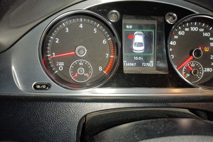 Used Volkswagen FAW-Volkswagen CC 2015 1.8TSI Luxury Model Odometer Close Up