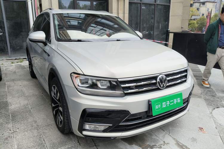 Used Volkswagen Tiguan L 2021 330TSI Automatic Two-Wheel Drive R-Line Enhanced Edition Front Right 45 Deg