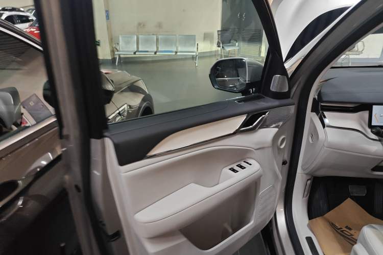 Used Volvo EM90 2025 Ultra Six-Seater