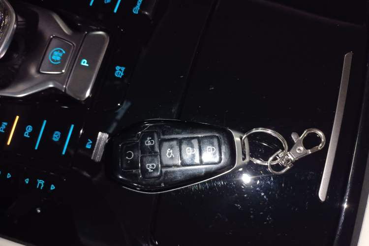 Used Denza D9 2025 DM-i Intelligent Drive 1020 Four-Wheel Drive Flagship Model
