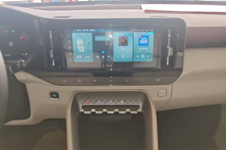 Used Wuling Xingyun 2023 2.0L DHT Flagship Edition Audio And AC Panel