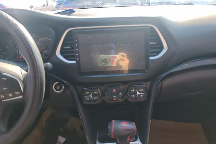 Used GAC Trumpchi GS4 2017 200T G-DCT Two-Wheel Drive Elite Edition Audio And AC Panel