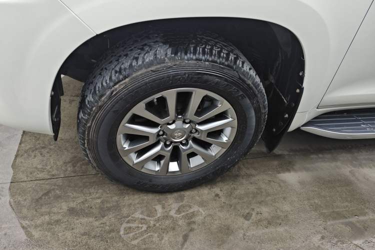 Used Toyota Prado 2018 3.5L Automatic TX-L with Rear-Mounted Spare Tire Left Front Wheel Hub