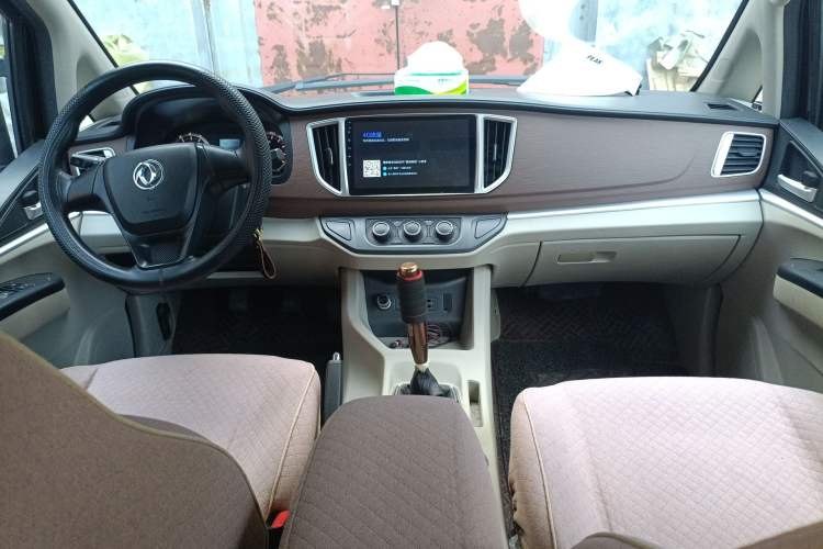 Used FORTHING Lingzhi 2020 M5L 1.6L Comfort Edition 7-Seater Center Console