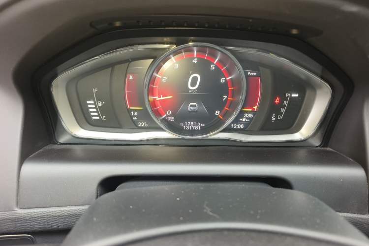 Used Volvo XC60 2017 T5 AWD Smart Range Edition Odometer Close Up