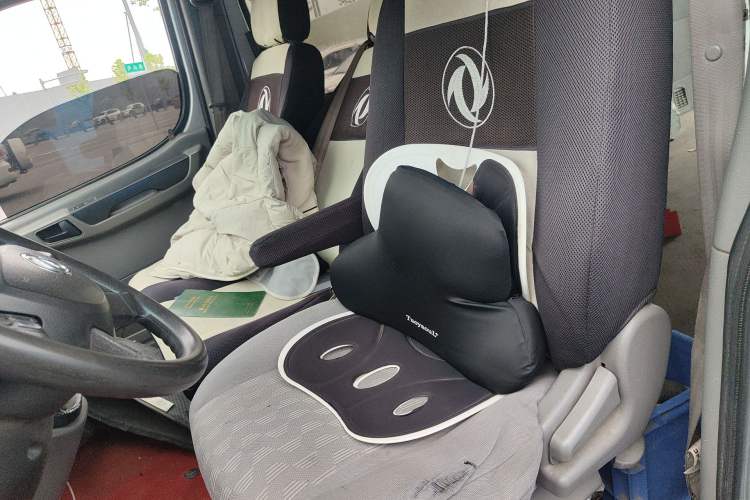 Used Dongfeng Yufeng 2018 2.5T Logistics Vehicle A100 Long Wheelbase High Roof 5-9 Seater China V Emission Standard ZD25 Left Front Seat