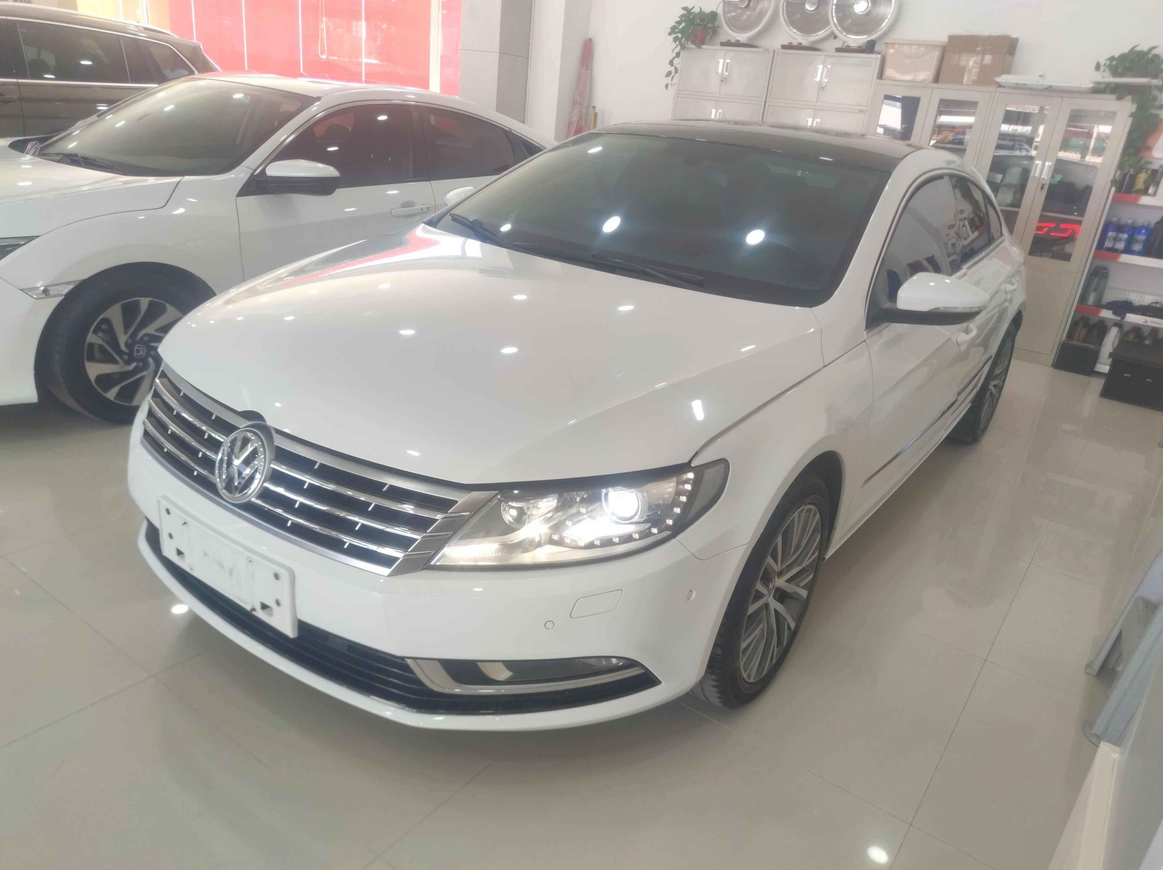 تحت مقدمة السيارة