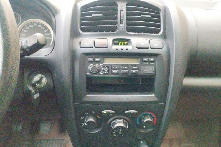 Used Huatai Santa Fe Classic 2015 2.0L Gasoline Manual Transmission Two-Wheel Drive Standard Version
