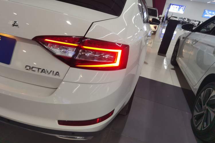 Used Skoda Octavia 2019 1.5L Automatic Smart Drive Luxury Edition China VI Standard