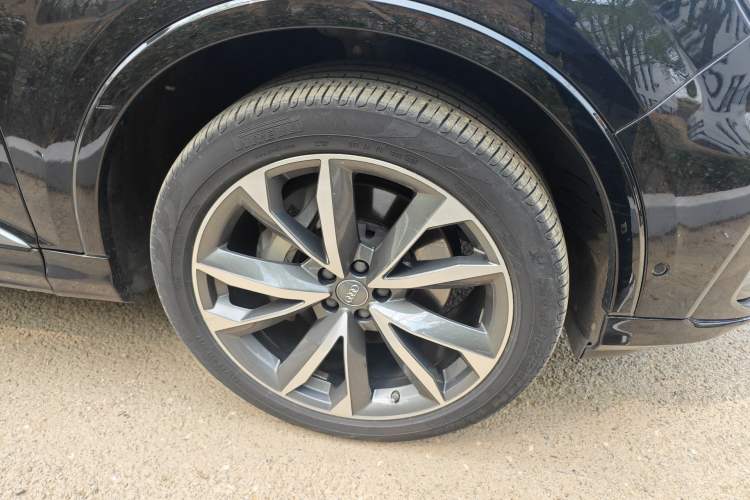 Used Audi Q7 2020 55 TFSI quattro S line sports model Right Front Wheel Hub