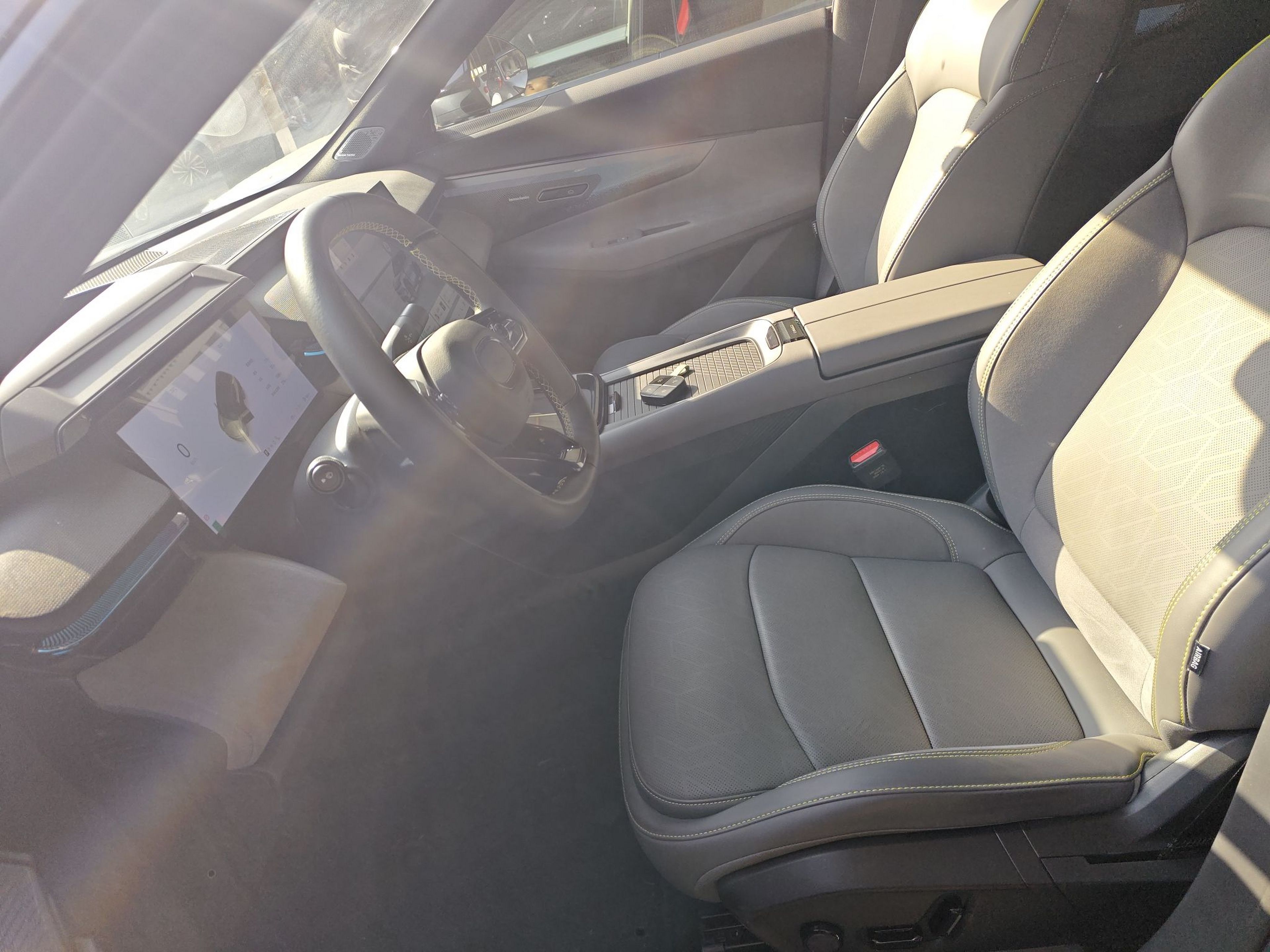 المقاعد الأمامية داخل السيارة