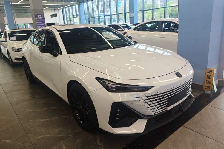 Used CHANGAN UNI-V 2023 1.5T Premium Model Front Right 45 Deg