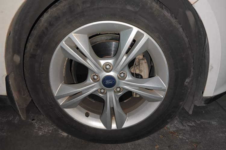 Used Ford Focus 2012 Hatchback 1.6L Automatic Fashion Edition Right Front Wheel Hub