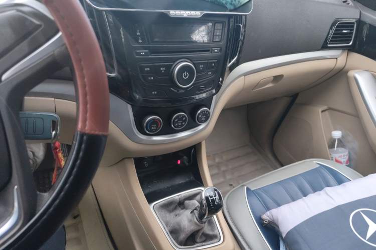 Used Baojun 730 2014 1.5L manual standard trim 7 seats Audio And AC Panel