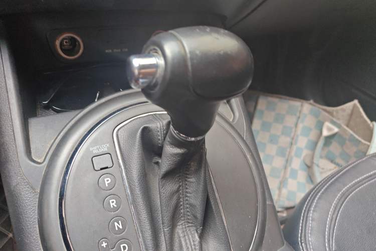 Used Kia Sportage R 2012 2.0L Automatic Two-Wheel Drive GLS Gear Lever