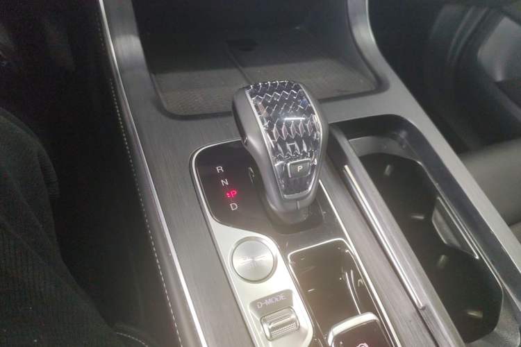 Used GAC Trumpchi GS8 2025 Linghang Series 2.0 TGDI Two-Wheel-Drive Luxury Edition 5 Seats Gear Lever