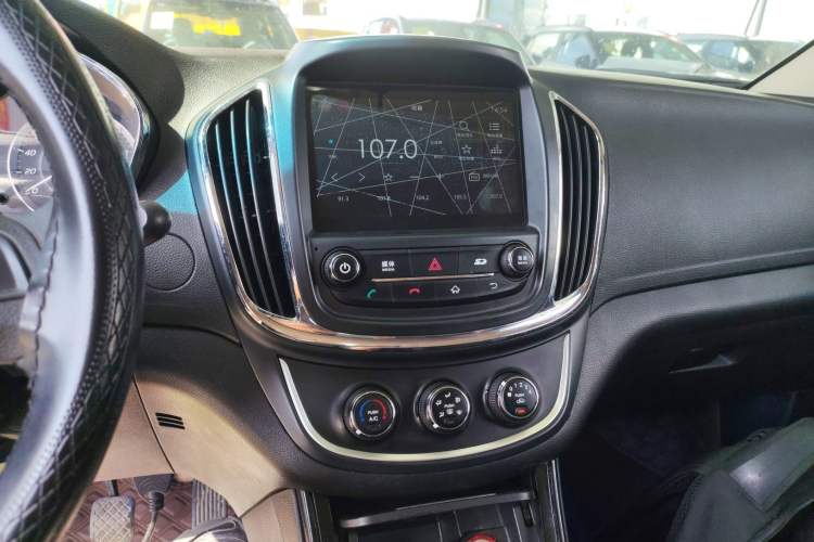 Used Baojun 560 2015 1.8L manual Comfort trim level Audio And AC Panel