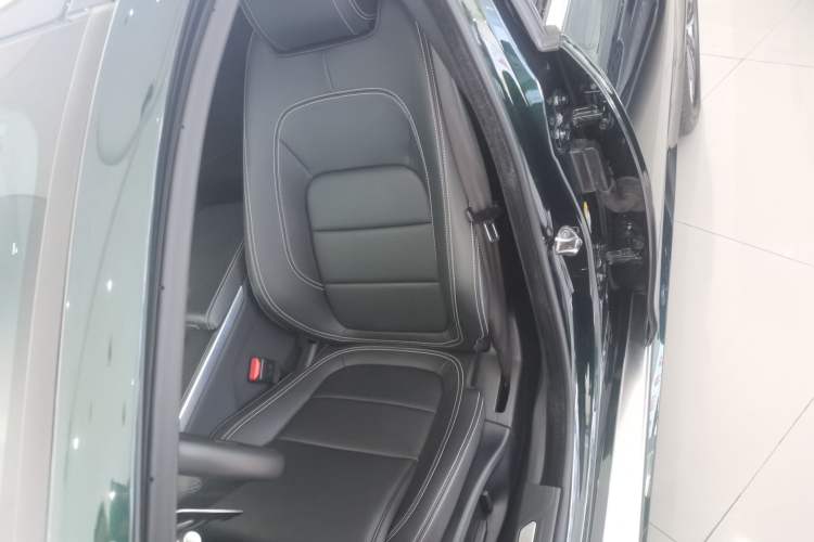 Used Jaguar XEL 2023 2.0T 200 PS R-DYNAMIC Youth Sports Edition
