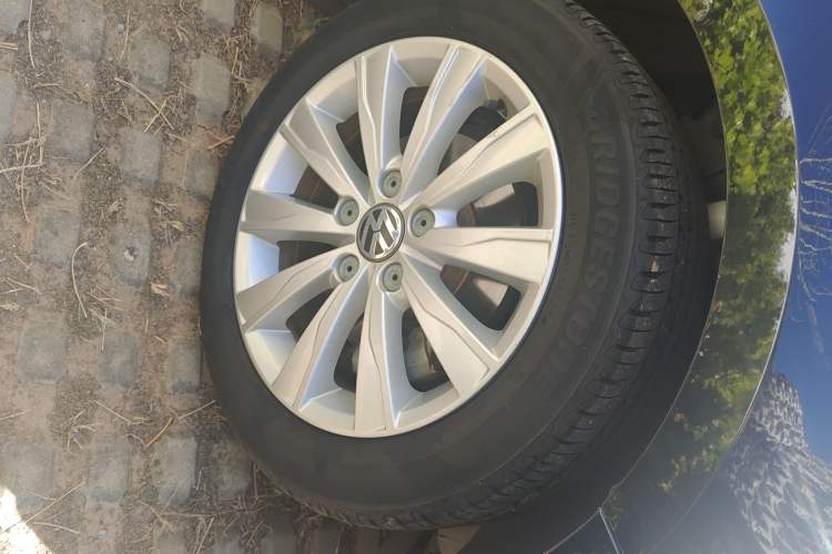 Used Volkswagen Sagitar 2014 Revised Version 1.6L Manual Comfort Edition Right Front Wheel Hub