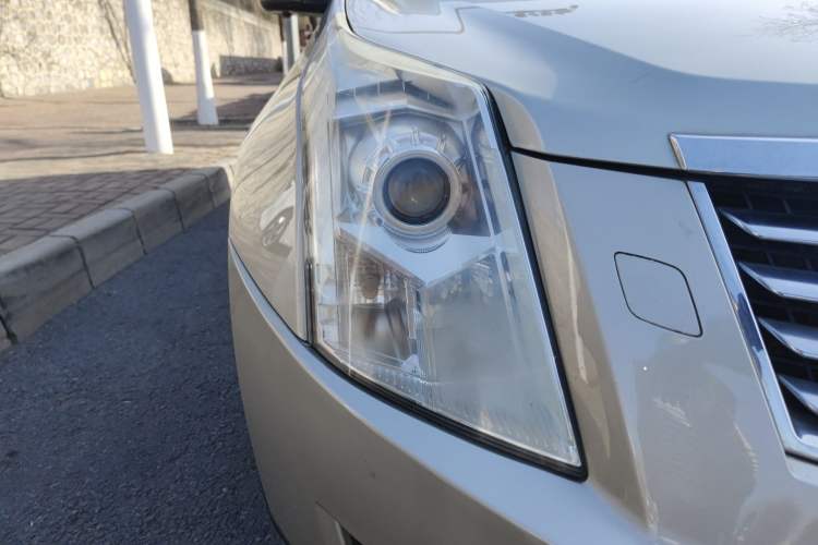 Used Cadillac SRX 2013 3.0L Elite Model Right Front Headlight