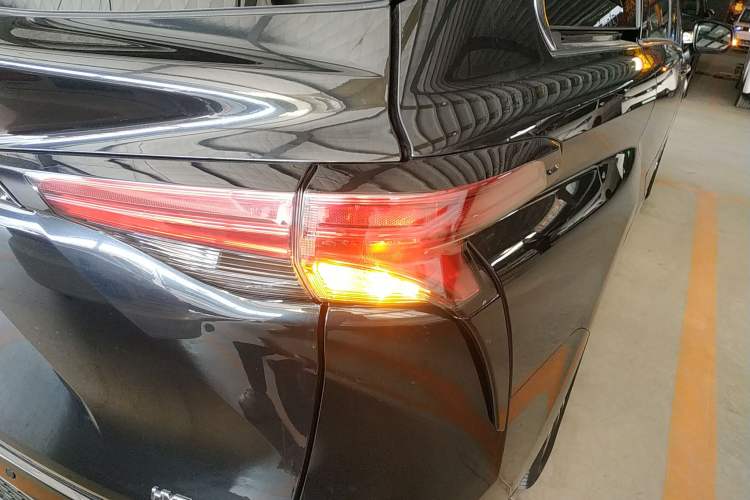 Used Toyota Granvia 2023 2.5L Hybrid Prestige PLUS Edition Exterior 3