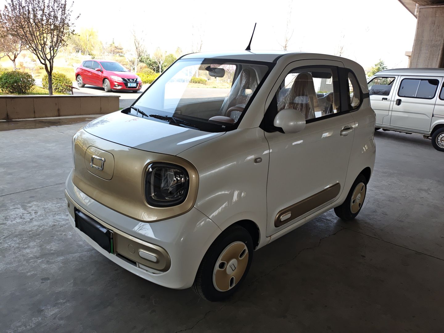 تحت مقدمة السيارة