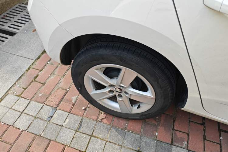 Used Skoda Fabia 2016 1.4L Automatic Car Enjoy Edition Right Rear Wheel Hub