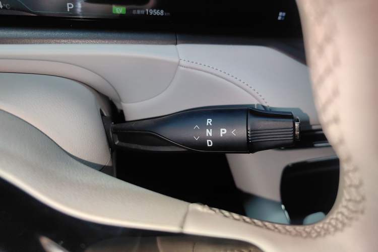 Used VOYAH FREE 2025 318 259 km All-Wheel-Drive Exploration Edition
