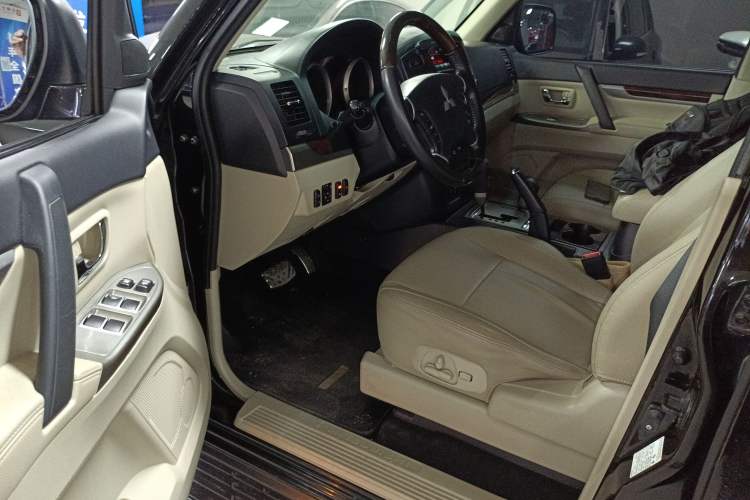 Used Mitsubishi Pajero  Driver Seat