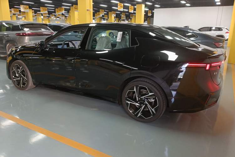 Used Lynk & Co 07 2024 EM-P 126 Long-Range Halo Exterior 2