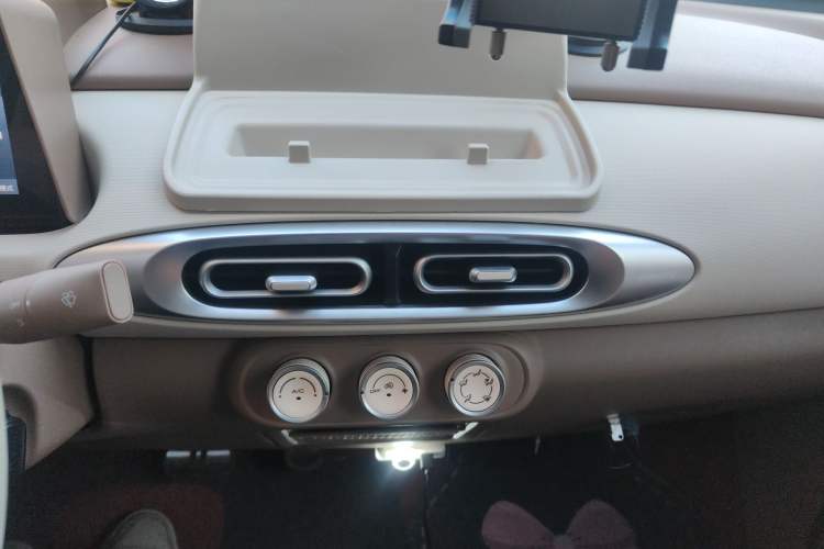 Used Wuling Hongguang MINIEV 2025 Four-Door Version Advanced Edition Audio And AC Panel