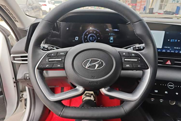 Used Hyundai Elantra 2022 1.5L CVT LUX Prestige Edition Steering Wheel