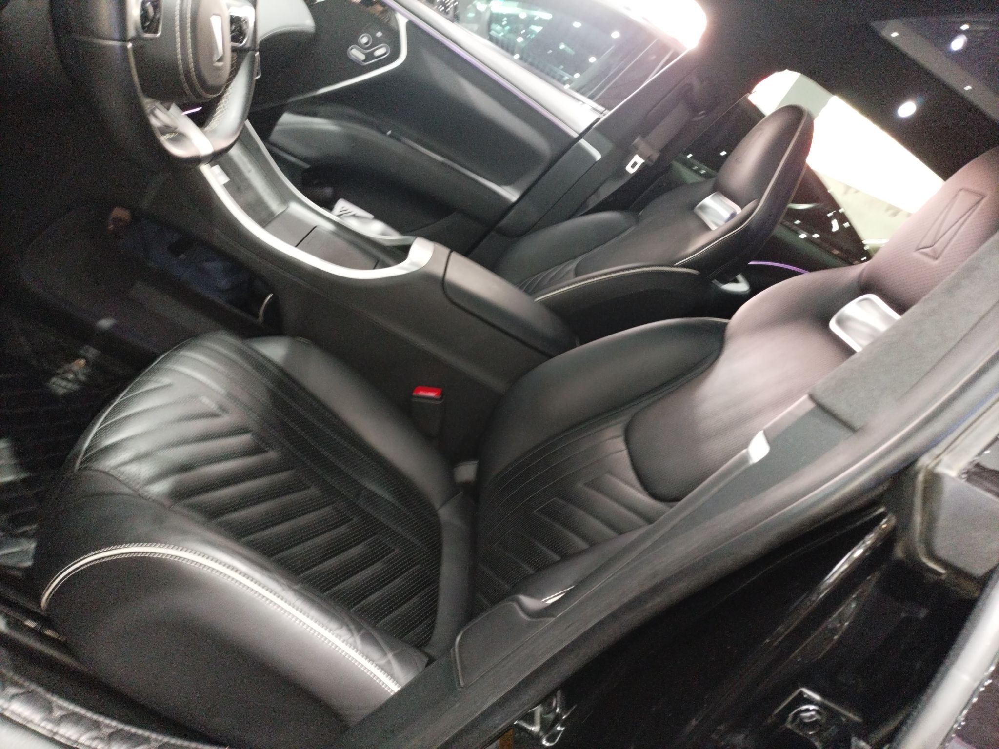 المقاعد الأمامية داخل السيارة