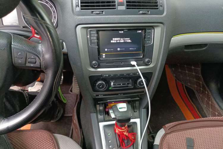 Used Skoda Octavia 2010 2.0 TSI RS Audio And AC Panel