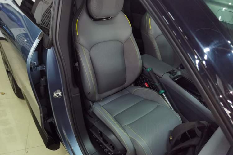 Used Lynk & Co 08 EM-P 2025 220 km All-Wheel-Drive Performance Halo