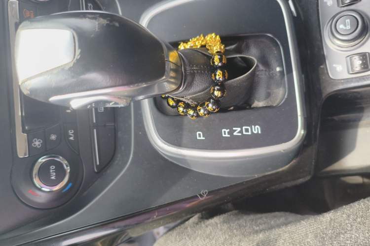 Used Ford Kuga 2015 2.0L GTDi Four-Wheel-Drive Sport Model Gear Lever