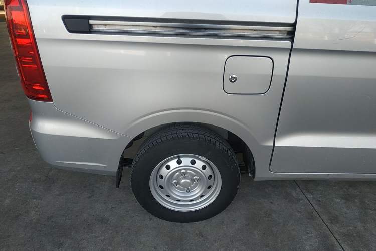 Used Wuling Hongguang V 2022 1.5L Jingqu Edition Enclosed-Window Vehicle with Hydraulic Power Steering LAR
