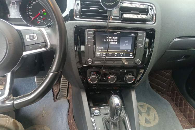 Used Volkswagen Sagitar 2016 280TSI Automatic R-Line Audio And AC Panel