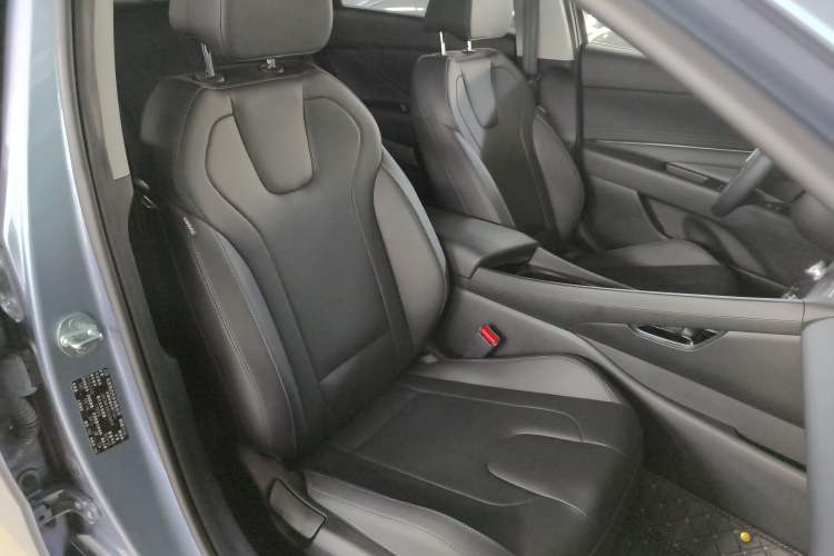 Used Hyundai Elantra 2023 1.5L CVT LUX Prestige Edition Right Front Seat