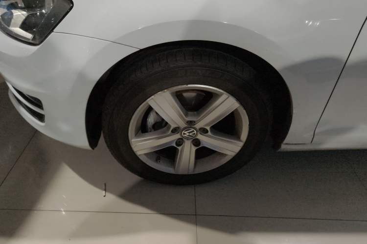 Used Volkswagen Golf 2014 1.4TSI Automatic Luxury Model Left Front Wheel Hub