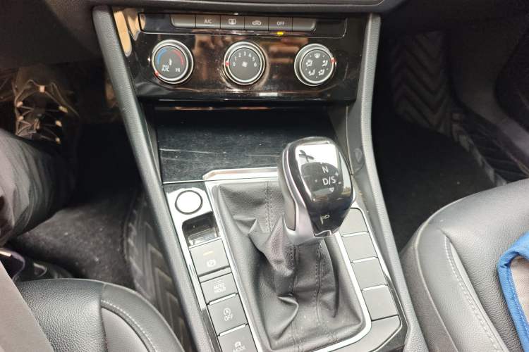 Used Volkswagen Sagitar 2022 280TSI DSG Flyover Edition Gear Lever