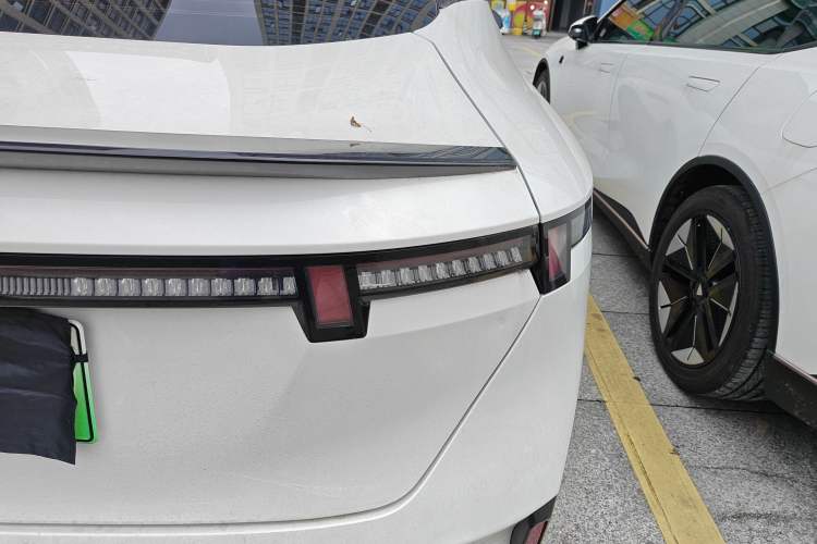 Used Lynk & Co 07 2024 EM-P 126 Long-Range Pro Exterior 3