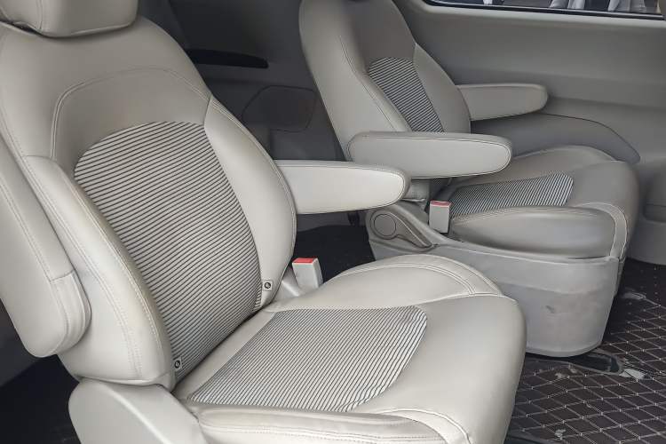 Used SAIC MAXUS G10 2016 1.9T Automatic Elite Edition Diesel China V Emission Standard