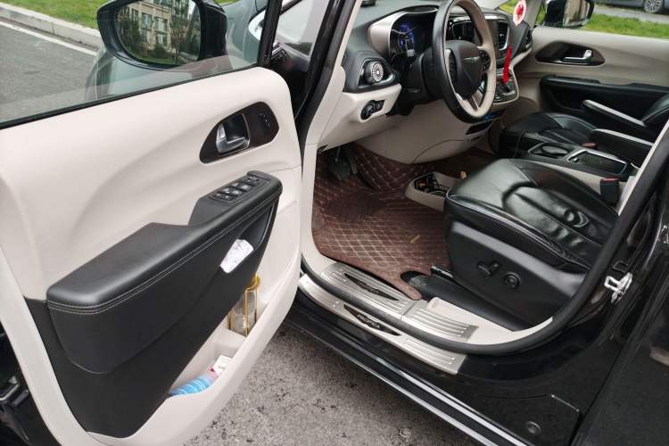 Used Chrysler Grand Voyager 2017 3.6L Premium Edition
