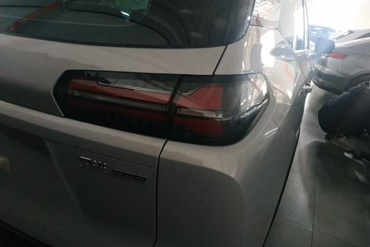 Used Wuling Xingguang 560 New Energy 2026 Model, Plug-in Hybrid, 125 km, Luxury Version Right Rear Taillight