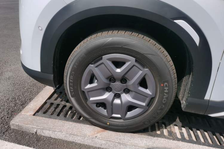 Used BYD Yuan UP 2025 Intelligent Driving Version 401 KM Dynamic Edition Left Front Wheel Hub